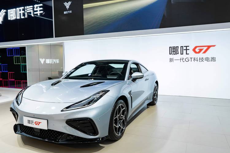 佛山150哪吒汽车在智能汽车领域的表现，领途汽车在新能源汽车市场中的影响力